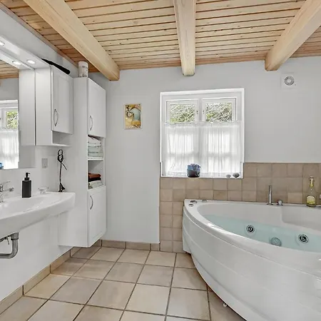 Dom wakacyjny 4 Bedroom In *